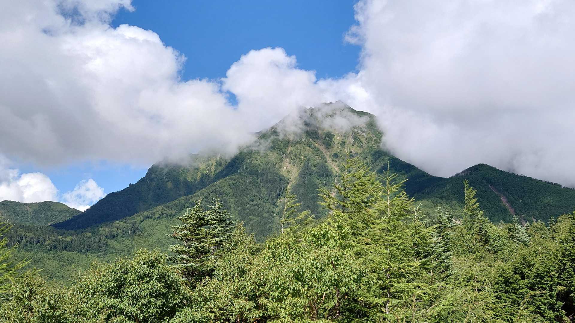展望地から赤岳を望むと…
やはり雲が出てきていた。
未明アタックは大正解だったと言える。