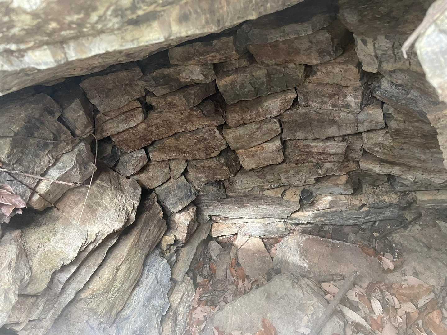 途中にあった！横穴式石室古墳というらしい…