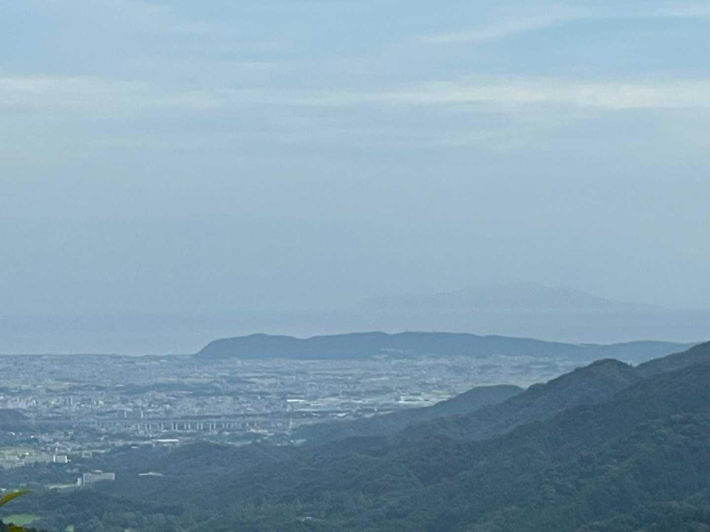 正面は湘南平、その奥は伊豆大島😇