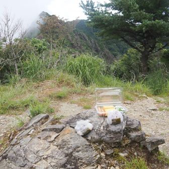 前赤石での食事も物住頭で前赤石を見ながら昼食にしました。