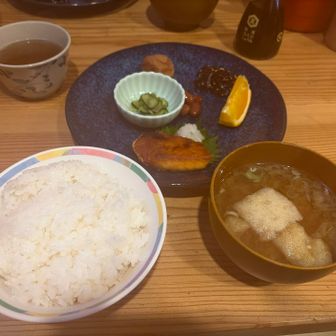 あーさごーはん
朝ご飯🍚
ご飯もお味噌汁もわんぱくお代わりしましたよ。