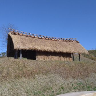 集落の住居
修繕されたばっかりです