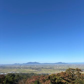 角田や弥彦を眺めつつ、おにぎりを🍙