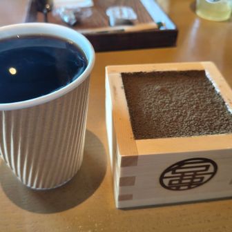 今年もスイーツ男子部は健在です🍰☕
一人だと心細いですが、Mさんと二人なら無敵（笑）
座敷・カウンターに続き、テーブル席もコンプ✌️

黒猫：ほうじ茶と抹茶、どちらが好みか？
執事：ほうじ茶推しでお願いします
黒猫：Ⅱぅと同じやな
執事：教えて頂いたラクシュミさんに感謝です😋
黒猫：減量は明日からニャ┐(´д｀)┌