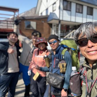 ここで馬蹄形チームとお別れ👋 
色々お話しが出来て楽しかったです🎵 また何処かのお山の避難小屋で一緒に過ごしましょう🤣そして山岳シェフ👨‍🍳ご馳走様でした😋