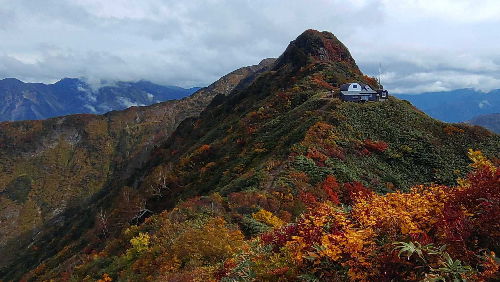 八海山の紅葉🍁は素晴らしかった🙆見納めの地蔵岳と千本檜小屋