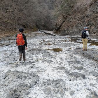 川の水が少な過ぎて
カラッカラ🏜️

川底なんで白いの？？？