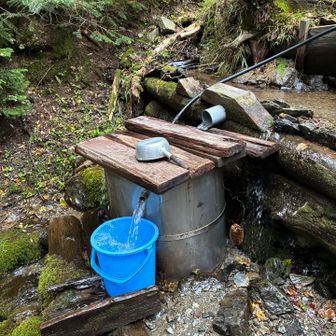 綺麗な水がコンコンと湧き出る熊ノ平の水場