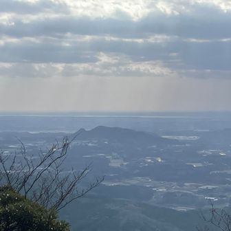 大福山直下の展望スポット🤩

あれが龍神山、
きれいな水たまりがあるんだよねー
と、ここでお会いしたハイカーさん

そうそうエメラルド色がきれいなんですよね


奥に霞ヶ浦も見えています

