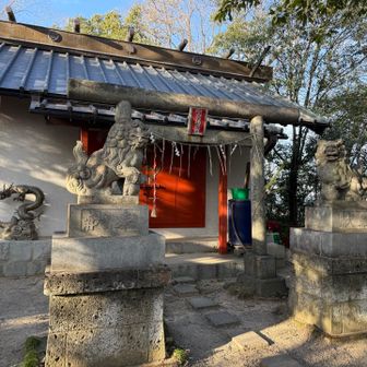 金毘羅信仰が全国的に流行した江戸時代に創建され、高尾山の前山として高尾山に参拝する前に参拝する所だった、浅川金刀比羅宮。

参拝すると強運に恵まれることから、戦時中は弾除け祈願で多くの人がお詣りに訪れたとか。
自然と平和を守りたい、という地域の方々の願いが込められています。