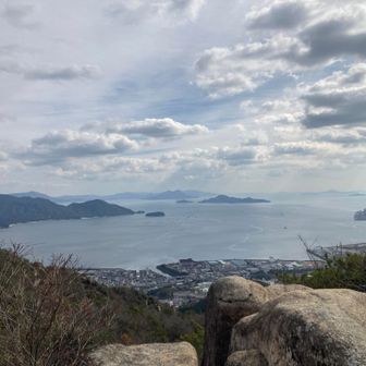岩に登って、この日一番の海景色
登山が楽しめるってサイコーだな