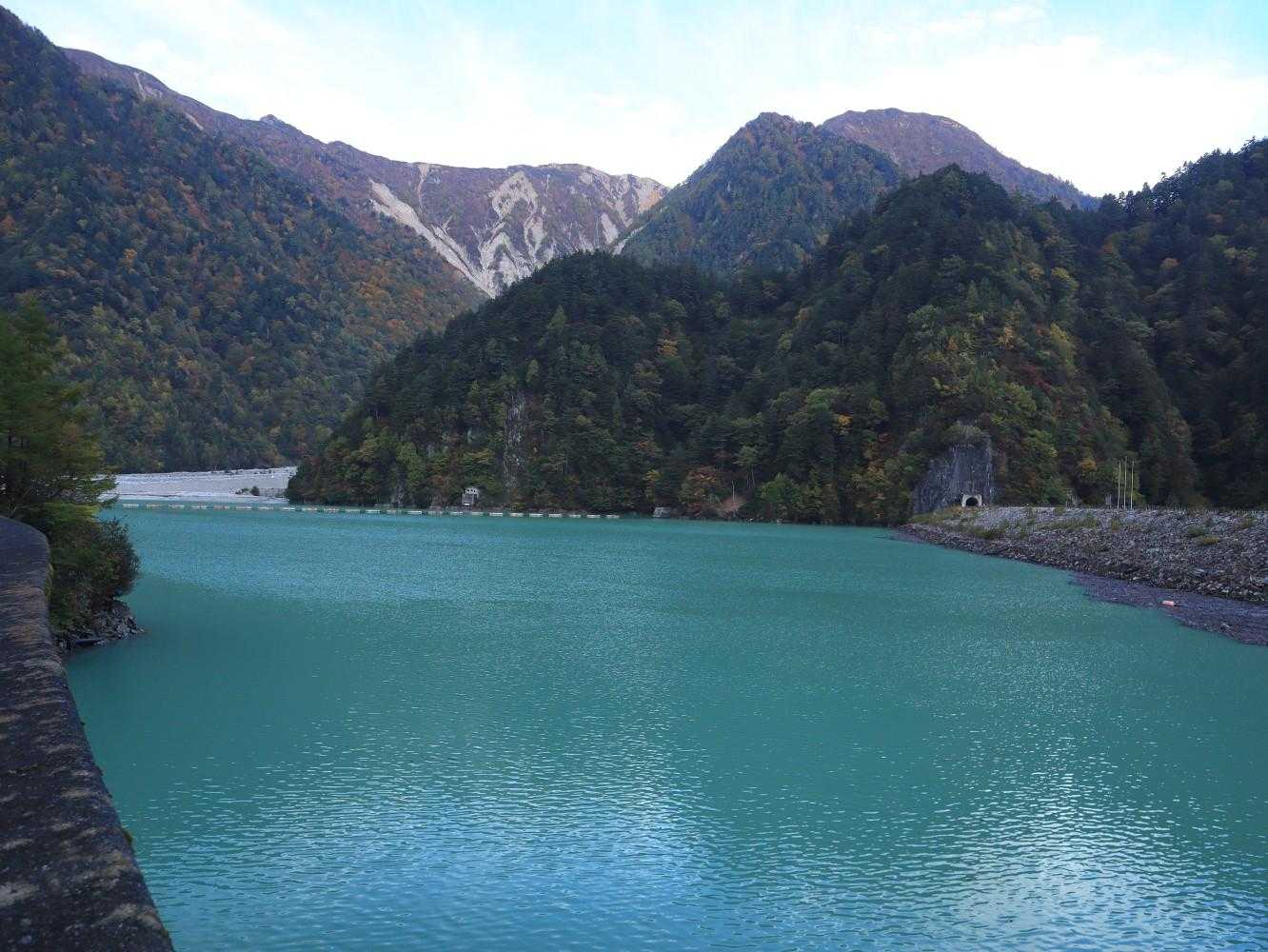 エメラルドグリーンの湖面
最近の大雨で、これでも濁っている状態らしいけど、とても綺麗です😍
高瀬ダムは深いところで水深80メートルあるらしく、貯水量は諏訪湖よりも多いそうです
諏訪湖は最深部で8メートルしかないんだって(運転手さん談)