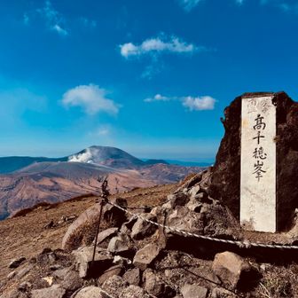 高千穂峰山頂
写真左奥に新燃岳、さっきまで山頂にいた韓国岳