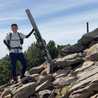 1人登山がメインで、自撮りポーズをとれるようになりました😅

1人登山、慣れていいのか？
気楽ですが、誰かと花見登山したいです🥾