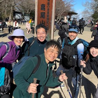高尾山山頂で今日のメンバー全員で📸