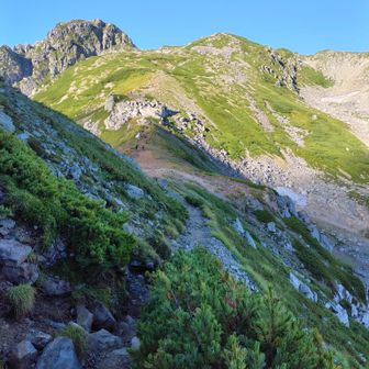 浄土山方面ウエディング姿の撮影中　雑誌にでも載るのかな？
一の越山荘にお泊りでした