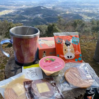 悲しみのうどんも食べたし
あちこちからのいただき物でオヤツタ〜イム笑
ほんとありがたい😊🙏🏻