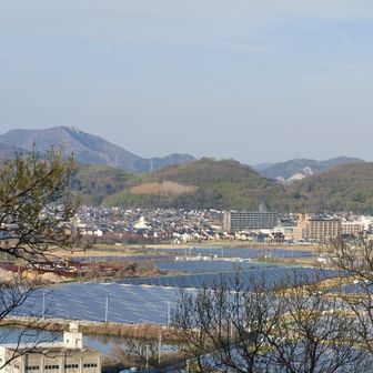 奥に高御位山手前は高砂アルプス