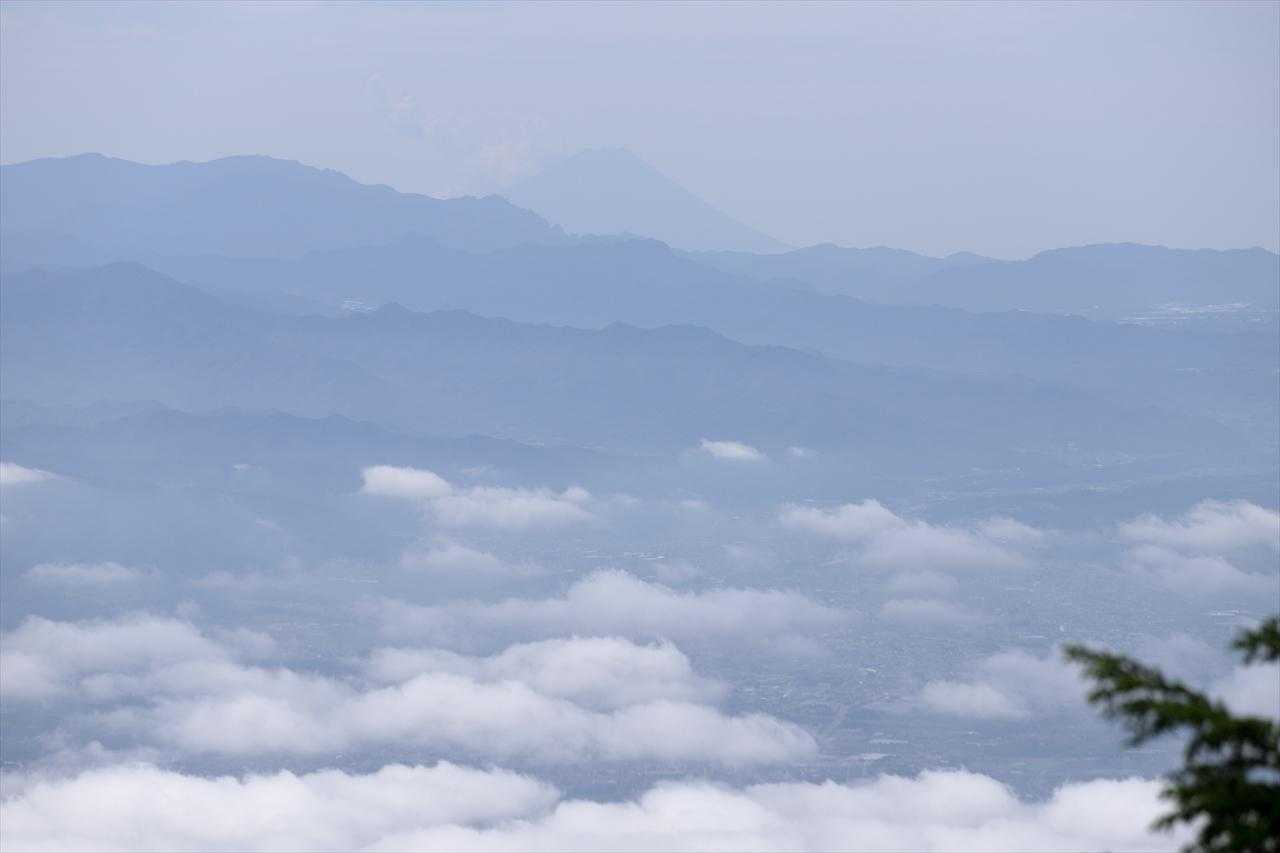 富士山と手前には金峰山、瑞牆山