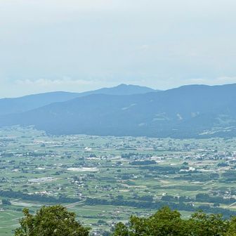 牛嶽 八乙女 医王山～♫
奥に牛嶽、手前左下に八乙女山、校歌のお山が揃い踏み⛰️
牛嶽と八乙女山の尾根の間に生まれ育った家がありました🏠