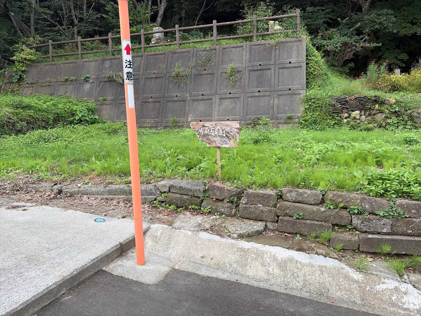こちらを左に曲がります。
