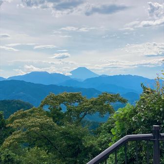 高尾山の山頂から（平日でも人がいっぱい😅）