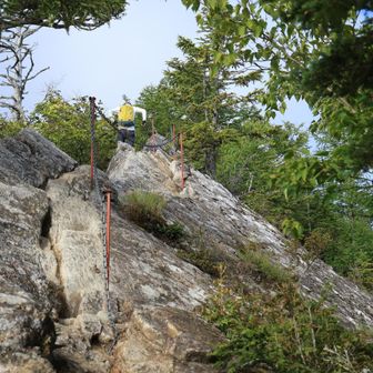針葉樹林をぬけ、いったんの岩場（やせ尾根）。
滑落したら大怪我だが、しっかり鎖が着いてるので不安はない。