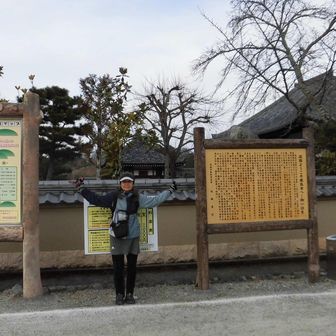 朝早いので、お寺はお掃除中でした。