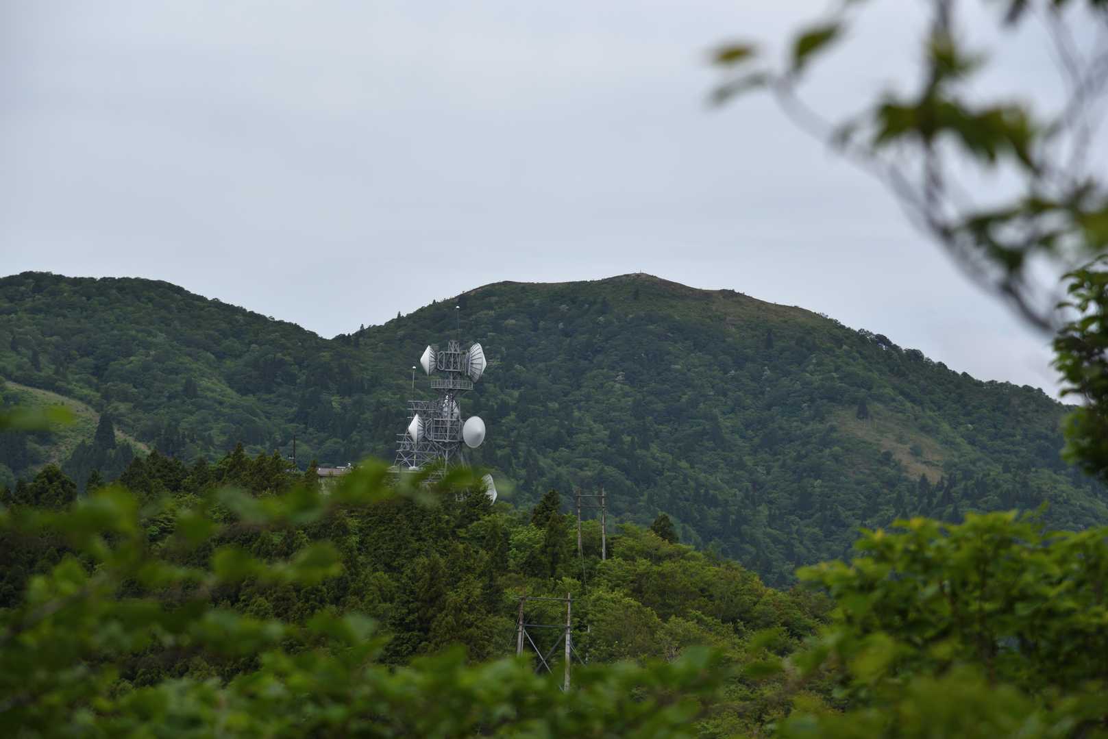 カラ岳の奥に見える武奈ヶ岳
