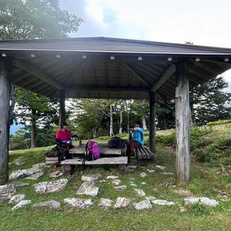 東屋でおやつ休憩をして、
そろそろ下山しましょうか