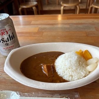 昼飯は山小屋でSOBA豚カレー🍛
今日は泊まりなのでいくら呑んでも大丈夫🍺
