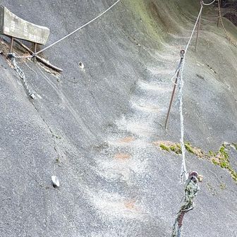 浮嶽登山口　張りコンの階段とロープ
この地点で標高362m
県道挟んだ向かい側が十坊山の登山口
