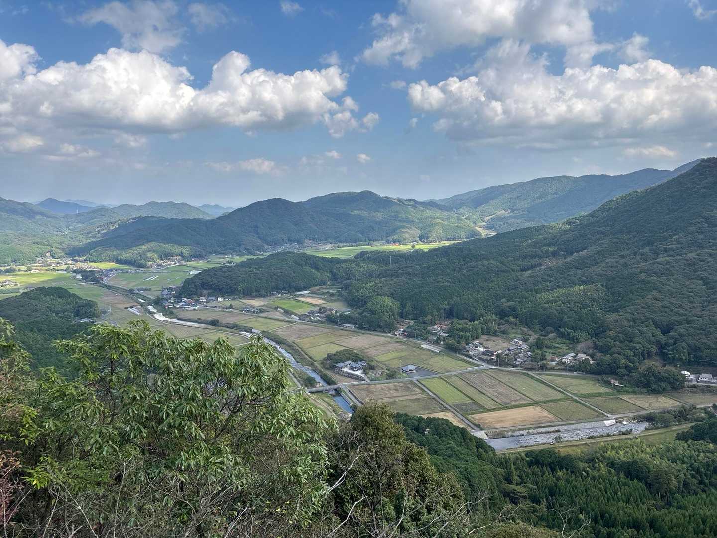 休憩所の岩の上から