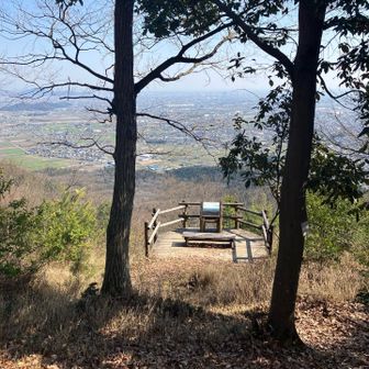 1時間25分のところで山頂部に到着。
この展望台は後回しにして、まずは山頂に向かいます。