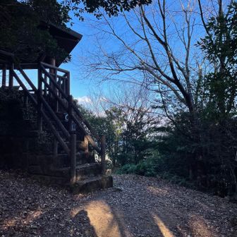 頂上手前の第一展望台。10人はゆったりできる東屋に椅子とテーブルが備えられていました。