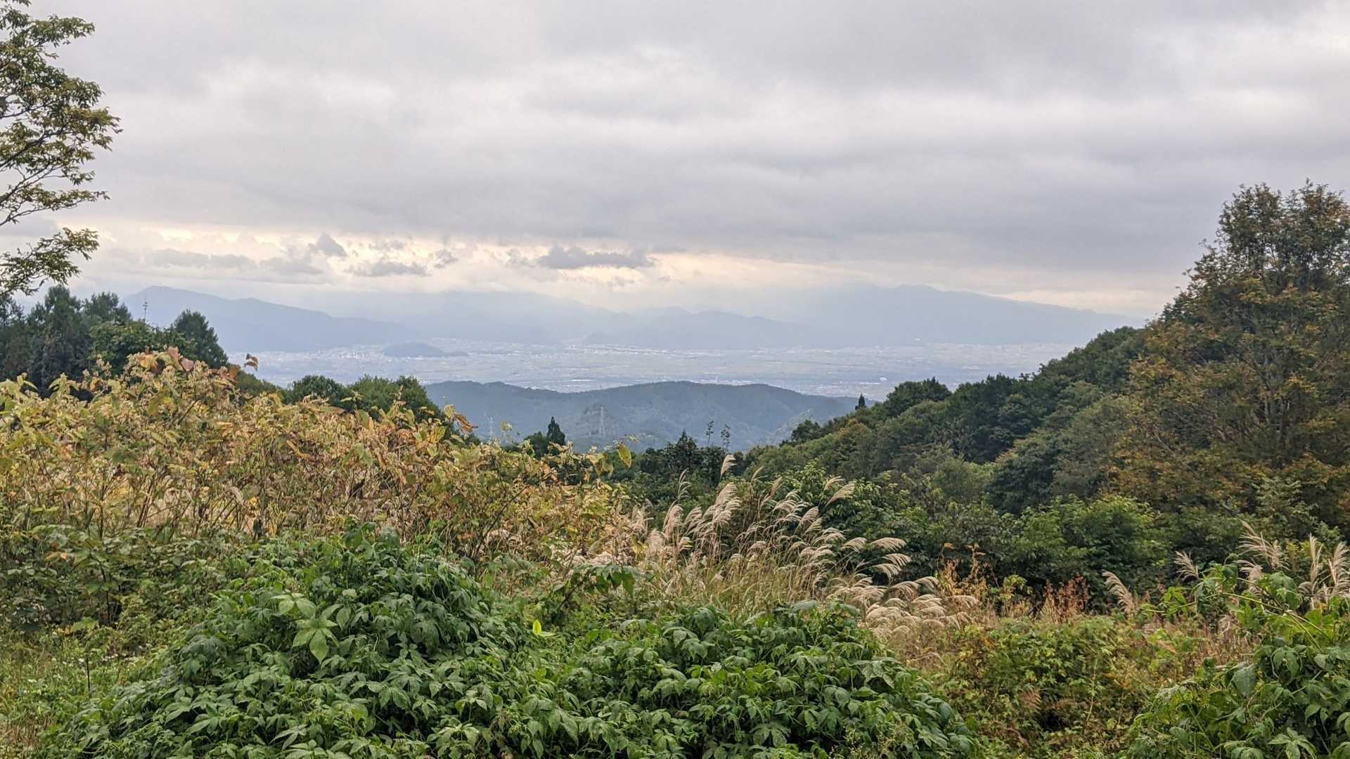 村山葉山は室町時代までは、出羽三山(羽黒山、月山、湯殿山）の一山だったそうですが、今は葉山の代わりに湯殿山になっているそうです。
湯殿山は登山道は無いので、積雪期にしか行けないそうですね。