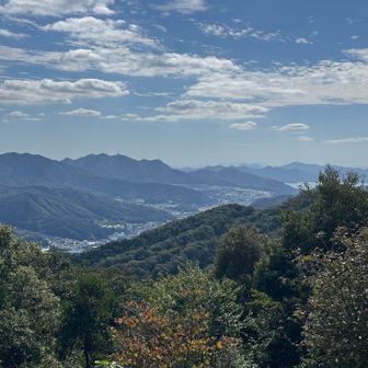 山頂からの景色は最高✨
歩いてきたお山も少し見えるね
ちょっと右膝の裏の筋が少し痛くなってきたので、もしもの時の為に持ってきてたストックを使う！持ってきてて良かったです🥹