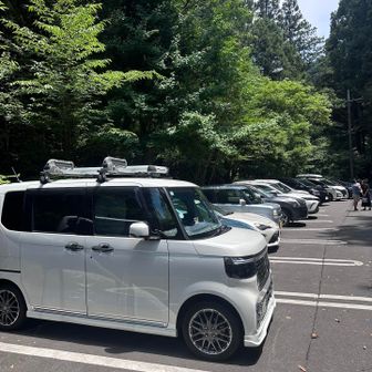 🅿️そんな駐車場へ無事にゴールしたが長時間(3時間以上)の駐車はご遠慮くださいと看板があったので急いで出ました(🤗天気が良く土曜日の為か🈵満車で何台か待っていたので本当に御免なさい🙇‍♀️🙇🙇‍♂️)…でもこの先に有るバス停の200m離れた場所にあらたに🅿️臨時駐車場もあるんですが⁉️……
