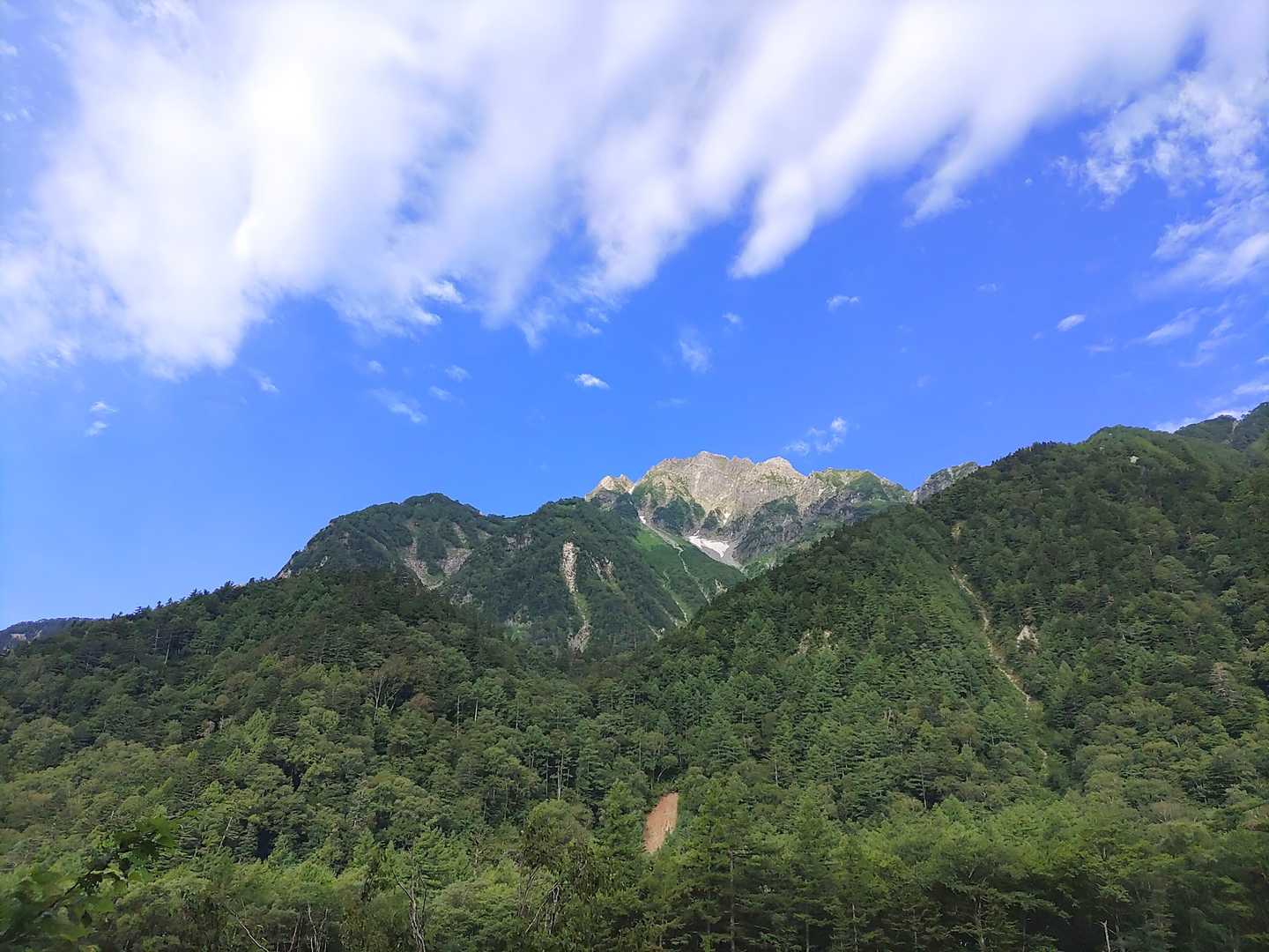 雲が取れて前穂が見えます⛰