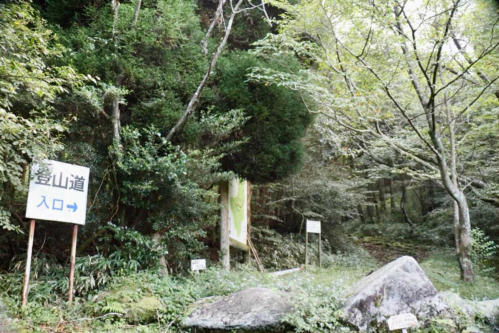 脊振山駐車場へ向かう途中にある
田中登山口。
長距離ではないけど歩いてみようではないか✨

駐車場には5〜６台くらいは停めれるでしょうか？今日も脊振山系の山へお邪魔します✌️