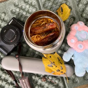 今日はセブンの冷凍ナポリタン。3時間経ってもアチアチ。
秋冬登山にスープジャー大活躍！