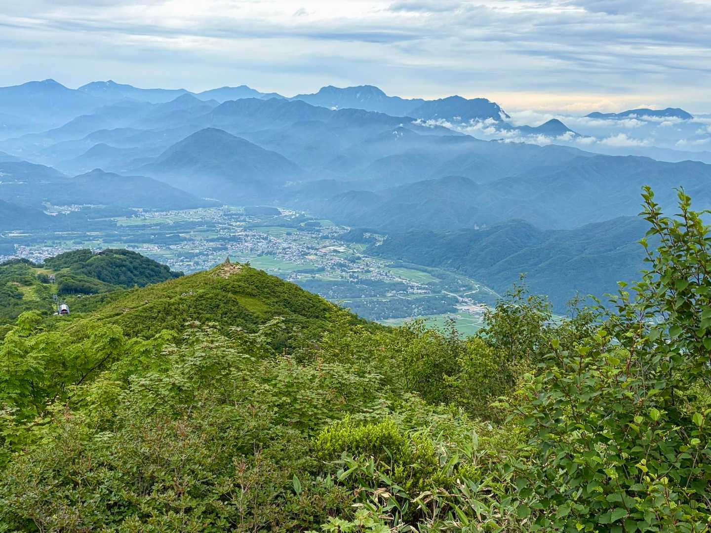 アルプス平方面の景色。正面奥のゴツゴツは戸隠連峰