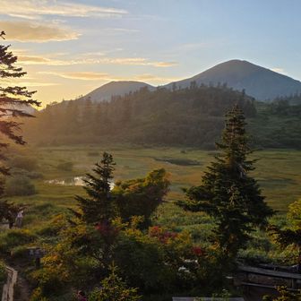 焼山に夕日が沈む
髙谷池ヒュッテより
