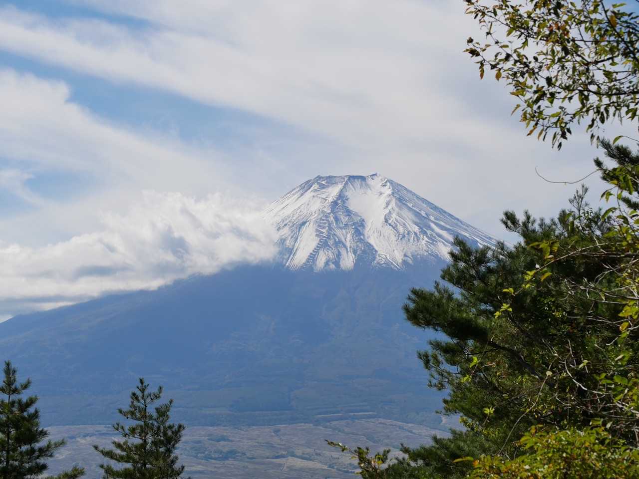 振り返れば富士山です。大分雲がかかってきました。