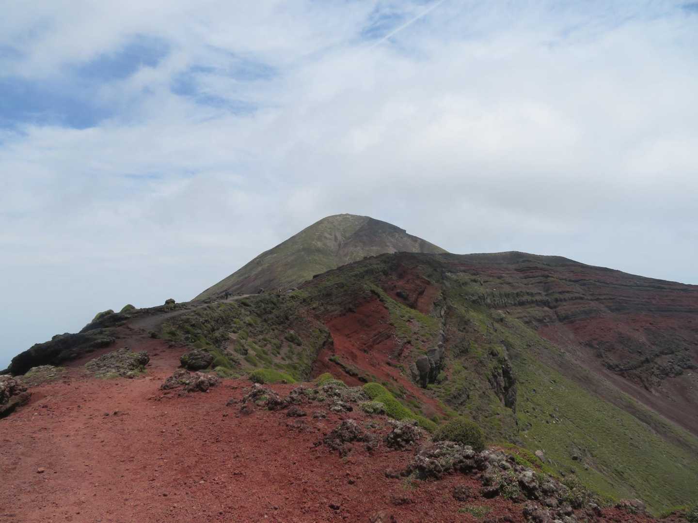 高千穂峰 | 雄大な火山の絶景と天孫降臨伝説を訪ねる人気コースの写真