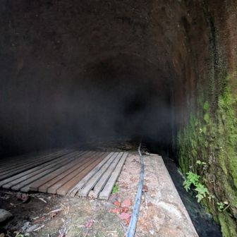 温泉の横に高熱隧道あり
100℃を超える壁を作業者に水を掛けながら掘り進んだらしい😱