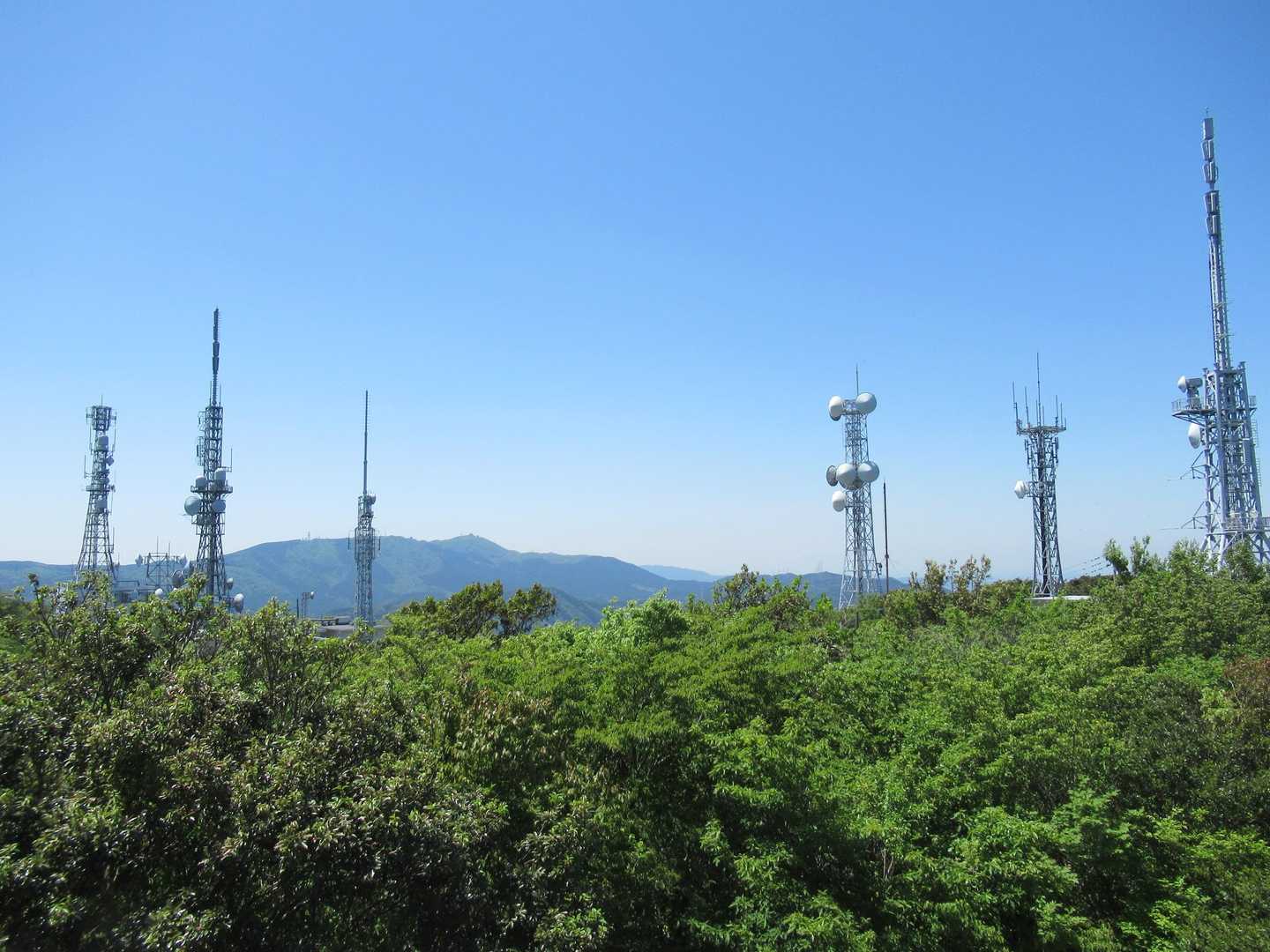 山頂名物？の林立するテレビ塔！