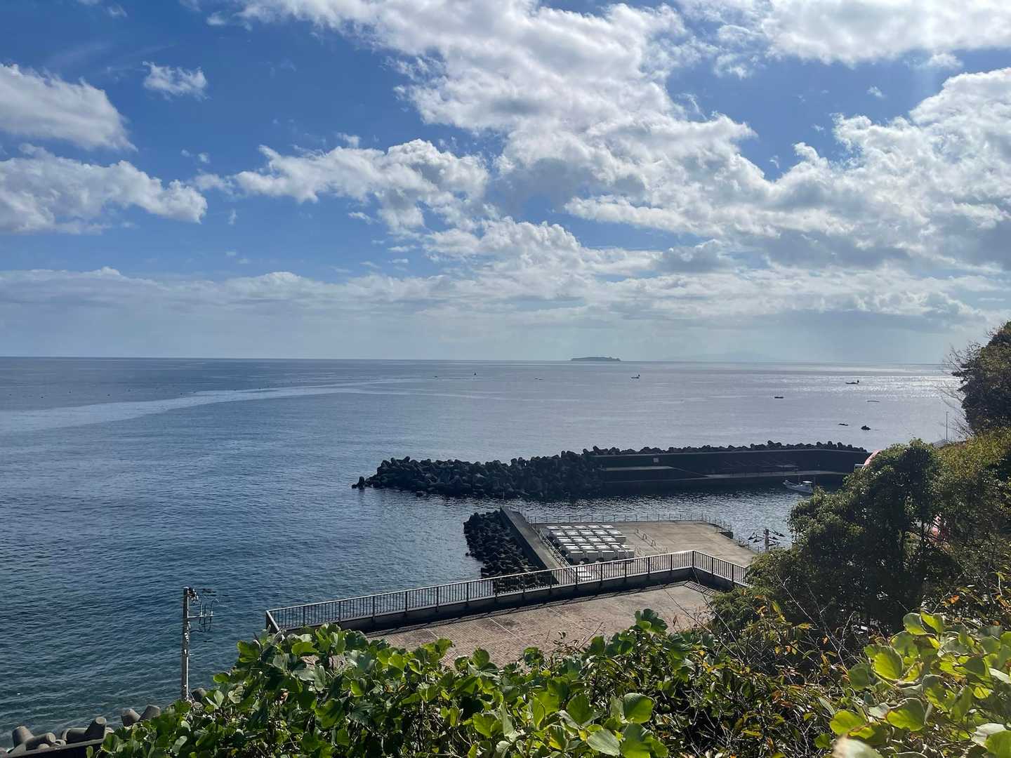 初島が見えました