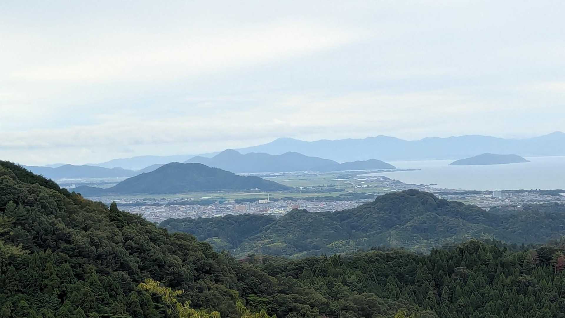 ズームしたら合ってました!
手前の山は…？
その後ろには明日　縦走する八幡山、そして琵琶湖に浮かぶ沖島。
一番後ろにツンのした山が比叡山(真ん中)。