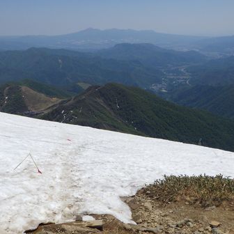 天神尾根への下り
残雪の勾配がキツくなりアイゼン着